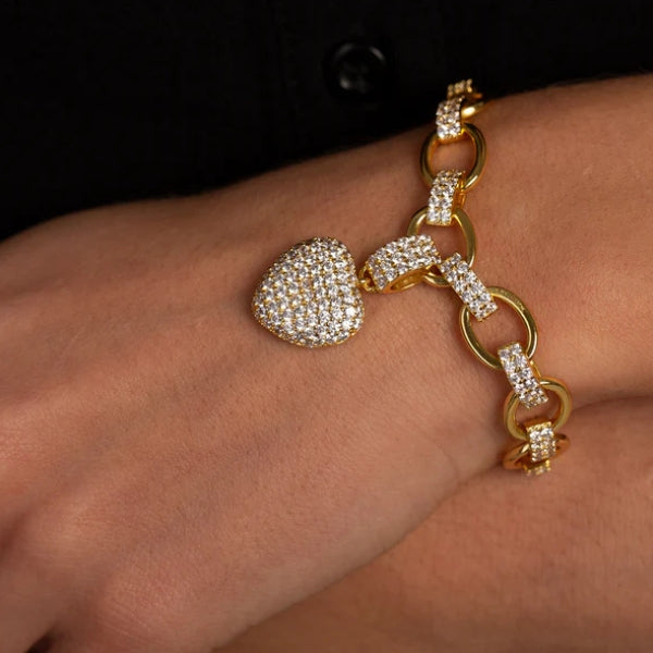 Women Jewelry Set | Oval Chain Structure & Pavé Heart Pendant Detail for Daily and Evening Styling