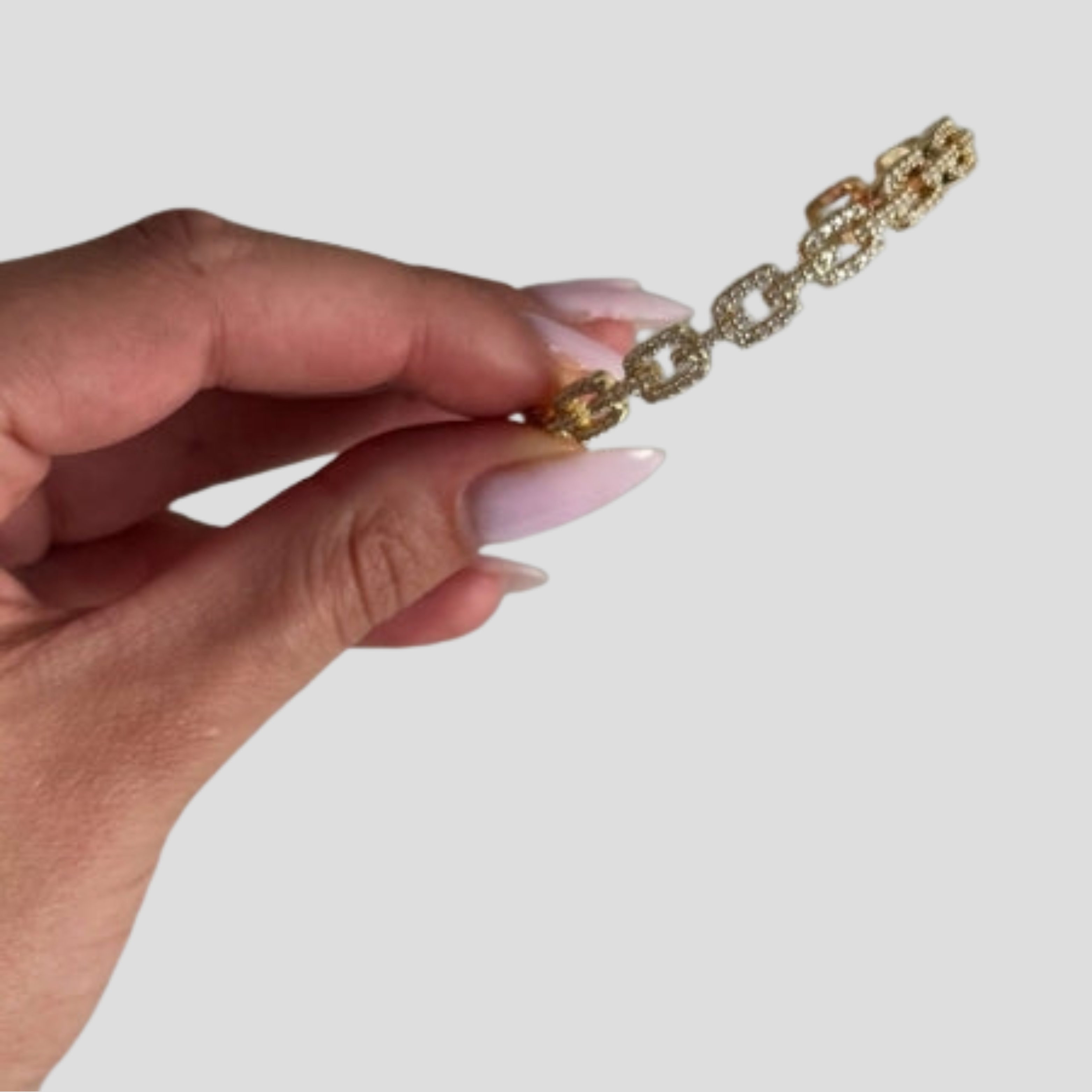 Women Link Bracelet | Oval Link Structure & Pavé Surface Pattern for Daily and Evening Styling